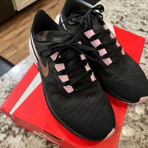 Nike Zoom Women's Black and Pink Sneakers